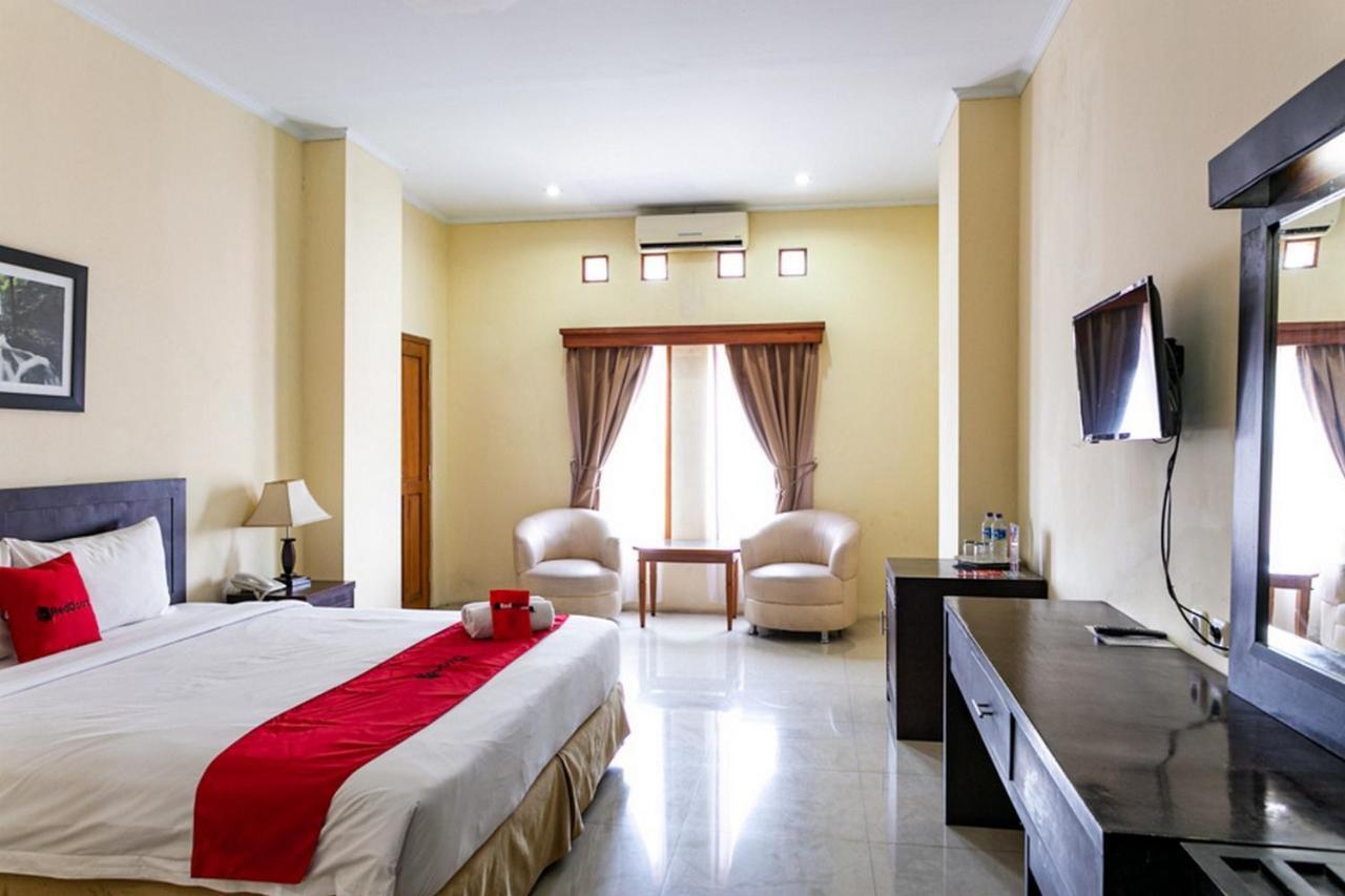 Reddoorz Plus Near Alun Alun Karanganyar Solo Εξωτερικό φωτογραφία