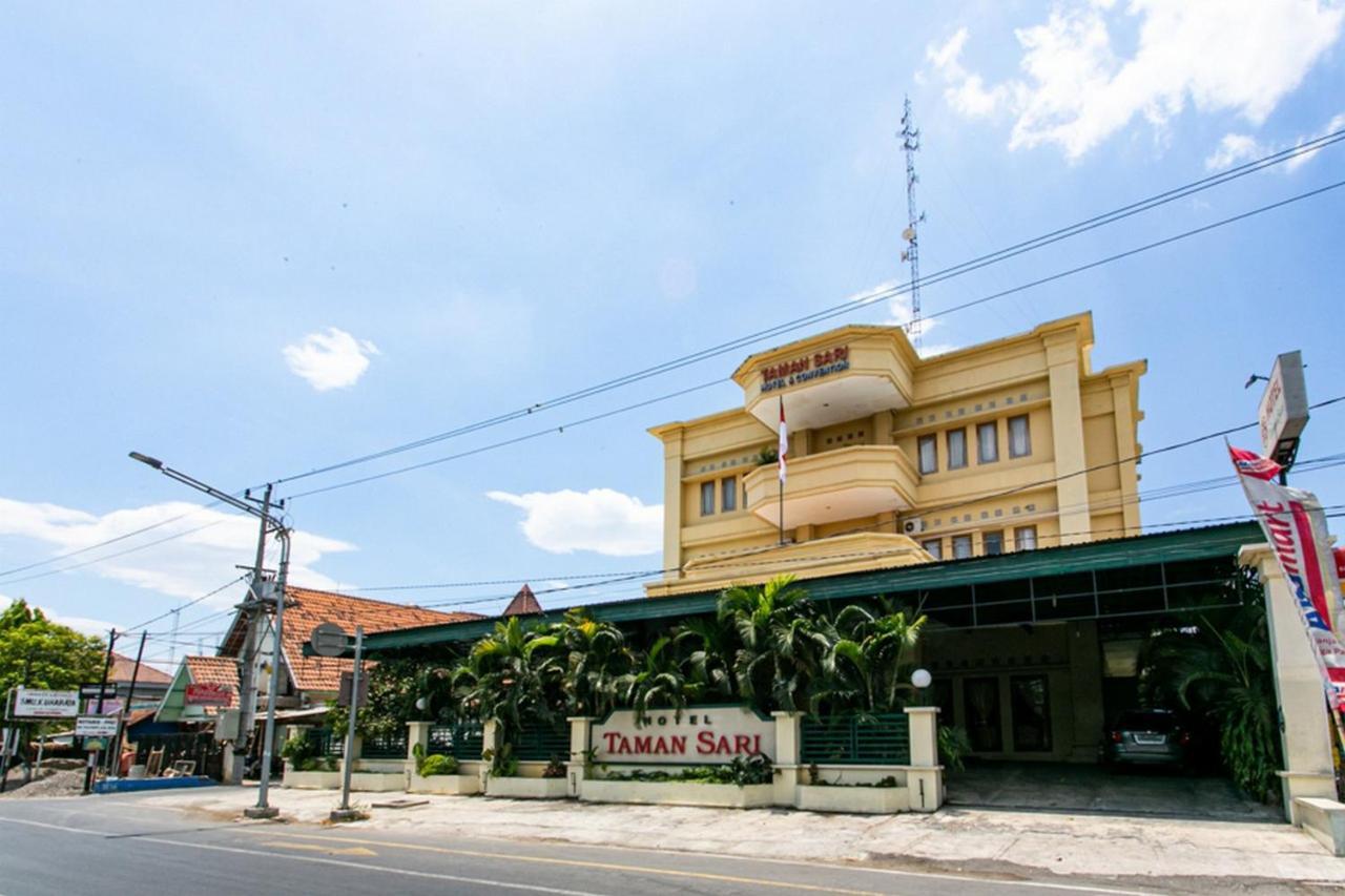Reddoorz Plus Near Alun Alun Karanganyar Solo Εξωτερικό φωτογραφία