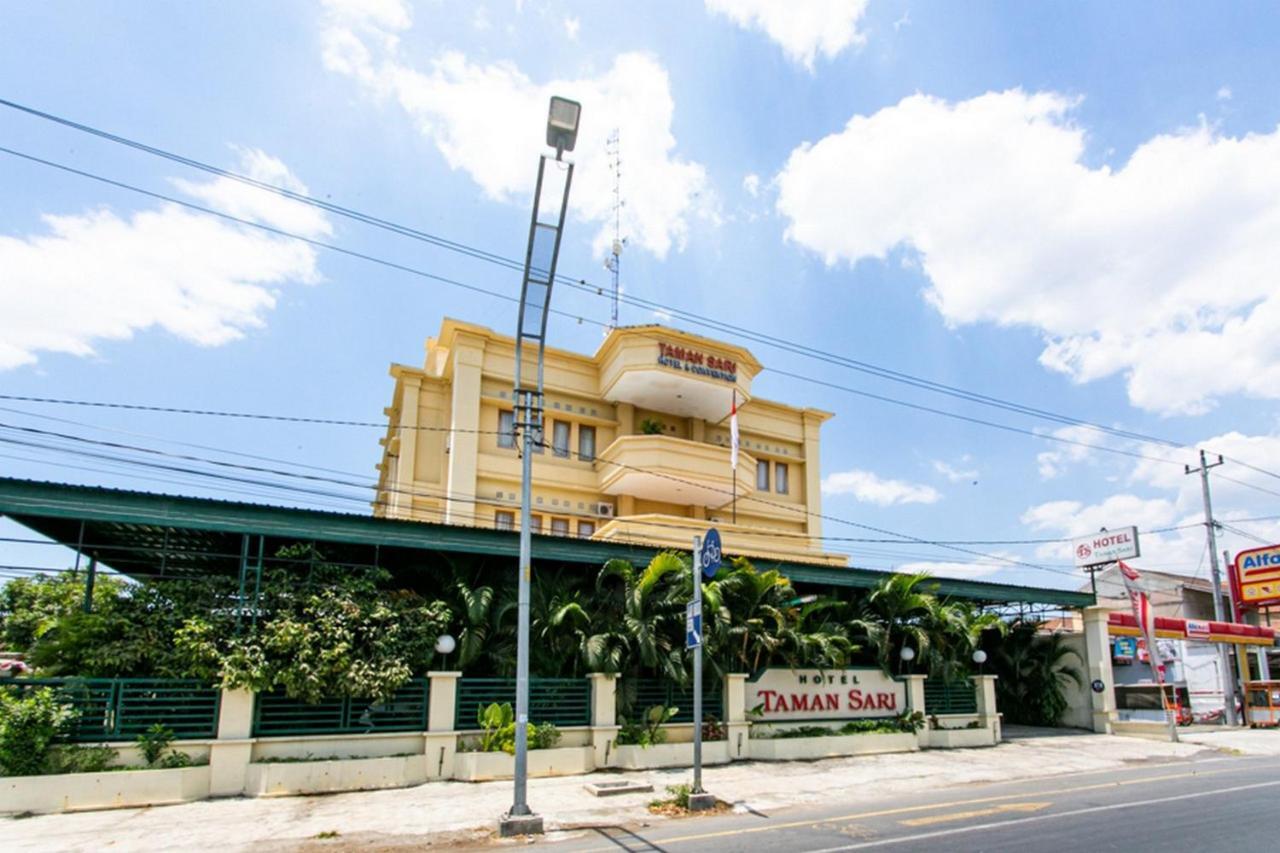 Reddoorz Plus Near Alun Alun Karanganyar Solo Εξωτερικό φωτογραφία