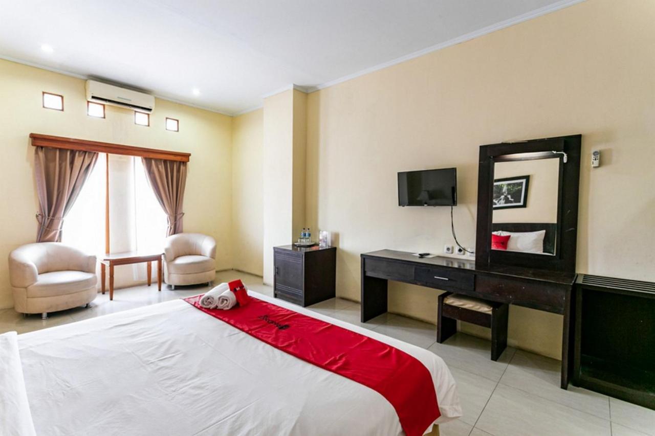 Reddoorz Plus Near Alun Alun Karanganyar Solo Εξωτερικό φωτογραφία