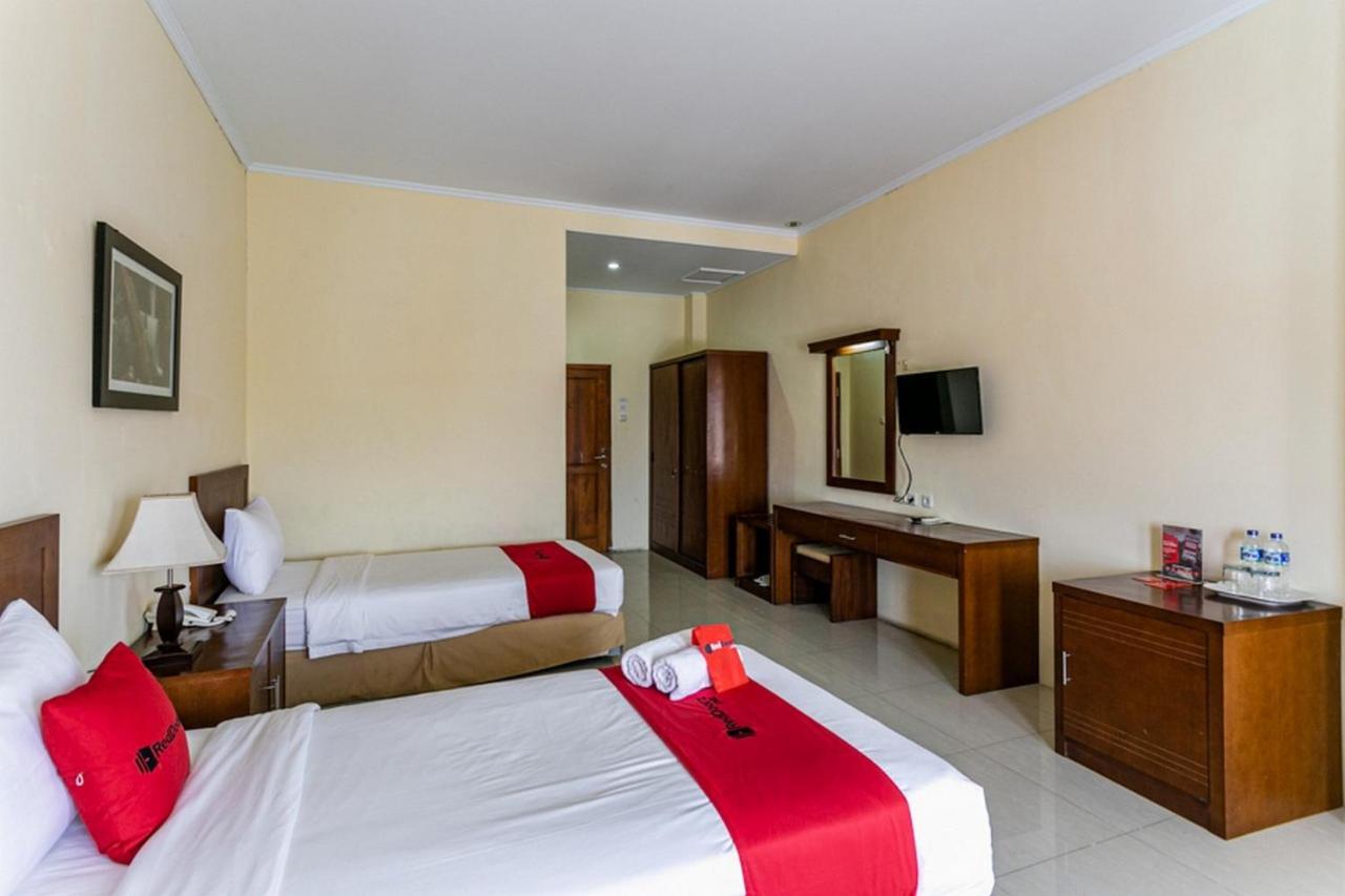 Reddoorz Plus Near Alun Alun Karanganyar Solo Εξωτερικό φωτογραφία