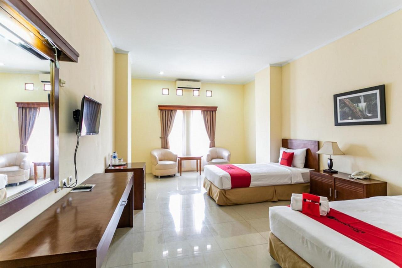Reddoorz Plus Near Alun Alun Karanganyar Solo Εξωτερικό φωτογραφία