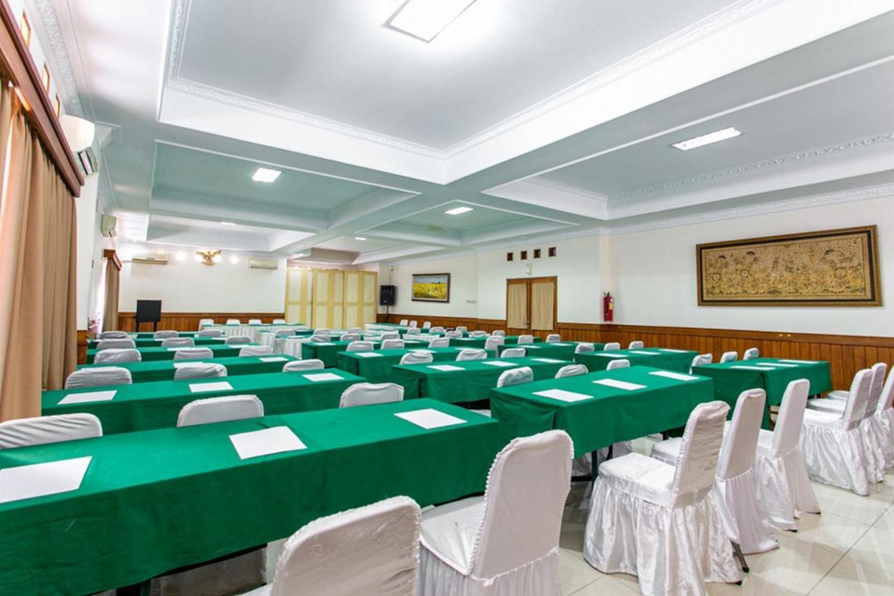 Reddoorz Plus Near Alun Alun Karanganyar Solo Εξωτερικό φωτογραφία