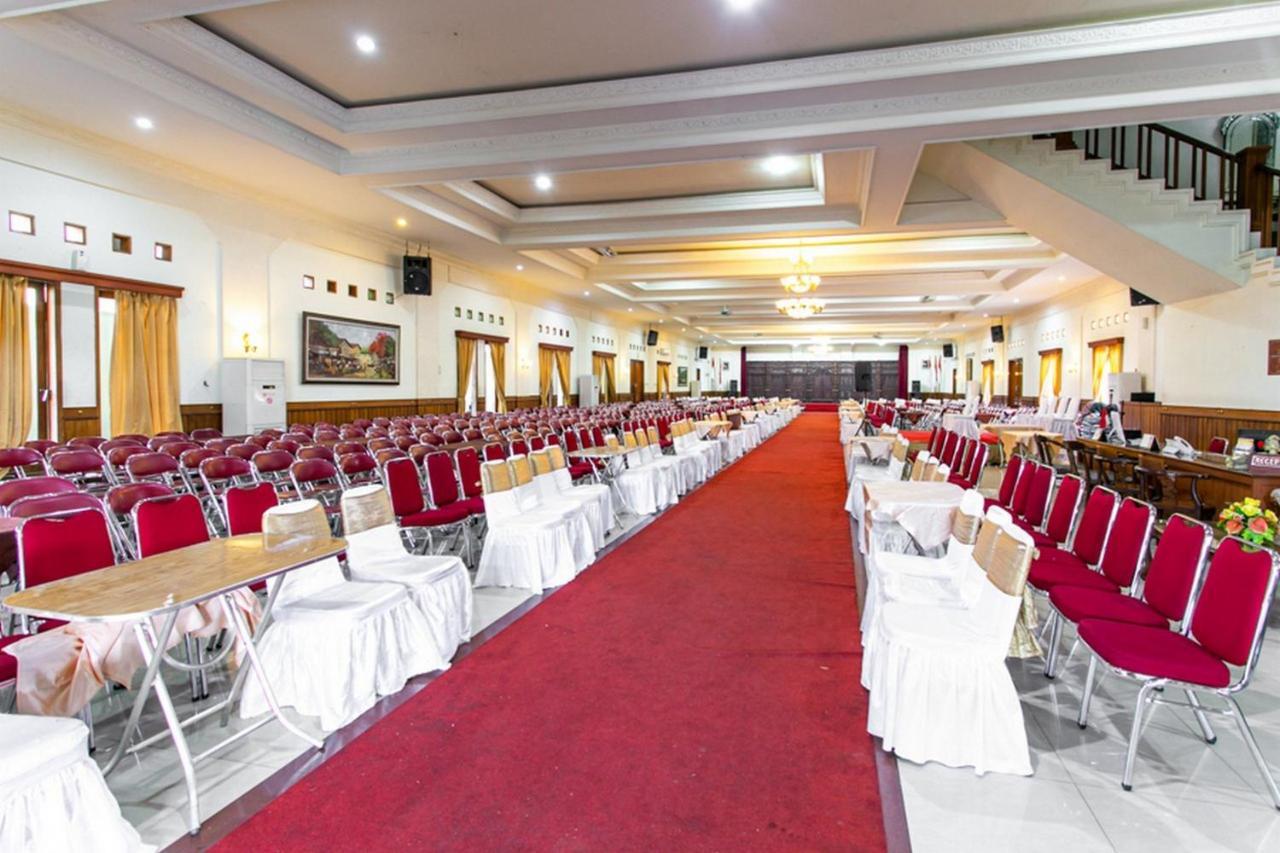 Reddoorz Plus Near Alun Alun Karanganyar Solo Εξωτερικό φωτογραφία