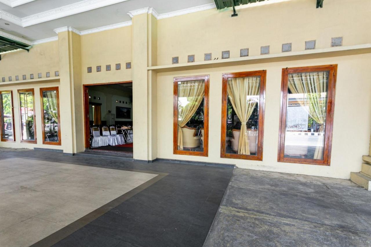 Reddoorz Plus Near Alun Alun Karanganyar Solo Εξωτερικό φωτογραφία