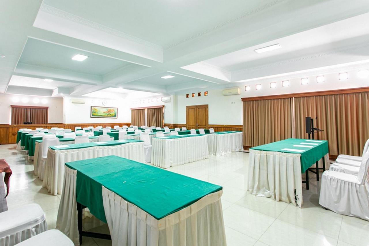 Reddoorz Plus Near Alun Alun Karanganyar Solo Εξωτερικό φωτογραφία
